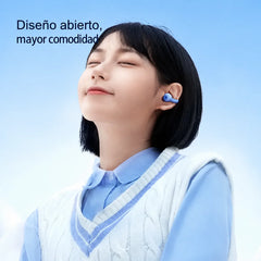 Persona usando audífonos REMAX W15 de diseño abierto, gráfico promocional