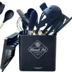 Soporte negro con utensilios de cocina del set ATC-07, vista frontal.