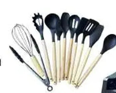 Conjunto de utensilios negros con mangos de madera del set ATC-07, vista del batidor y las palas.