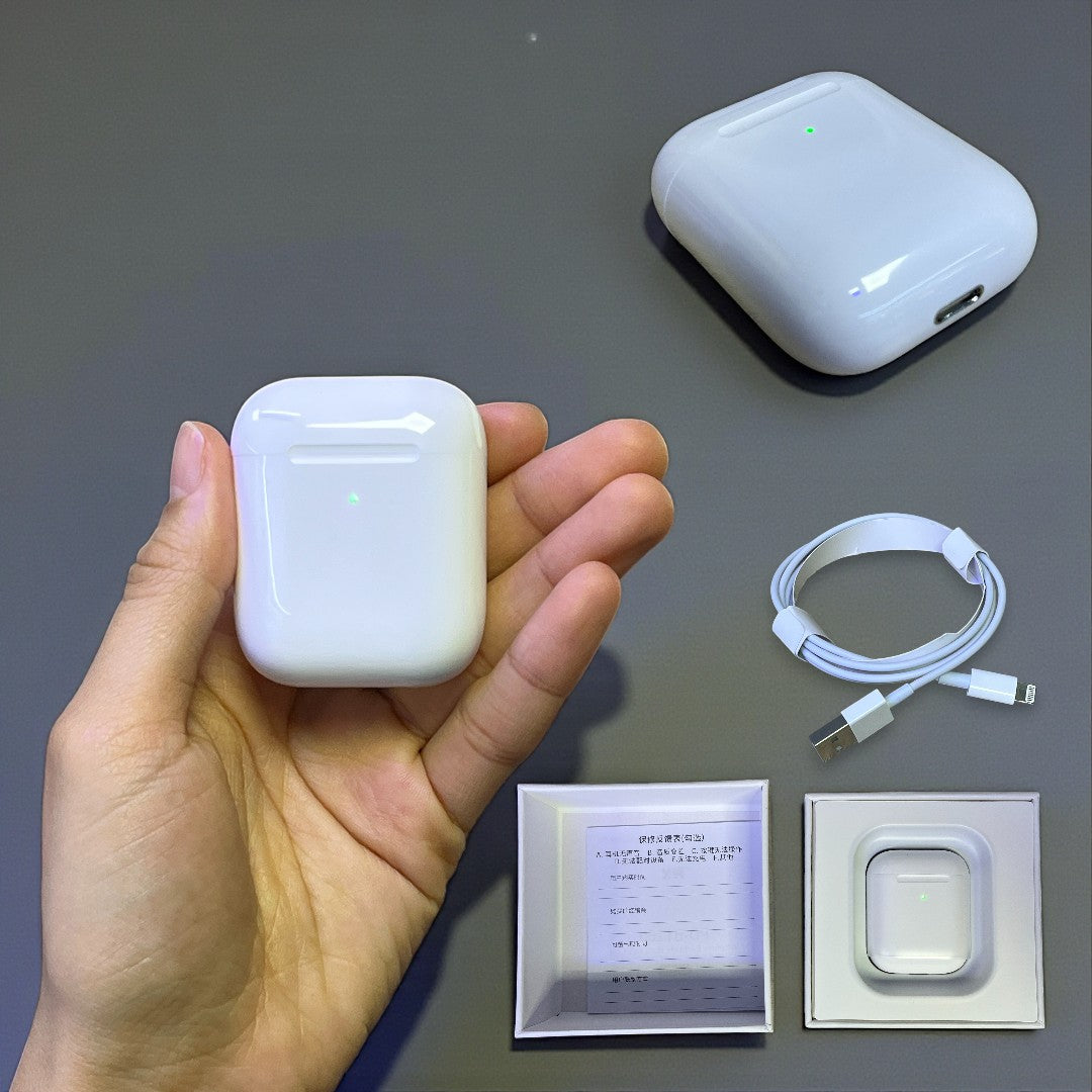 Estuche blanco de carga para audífonos inalámbricos, mostrado en mano junto al cable y la caja.