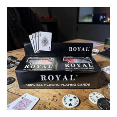 Baraja de cartas Royal 100 % plásticas en exhibidor negro, con cartas de picas visibles.