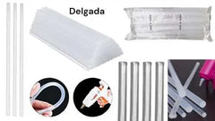 Barras delgadas de silicona termofusible transparente, mostradas junto a una bolsa y una pistola de pegamento.