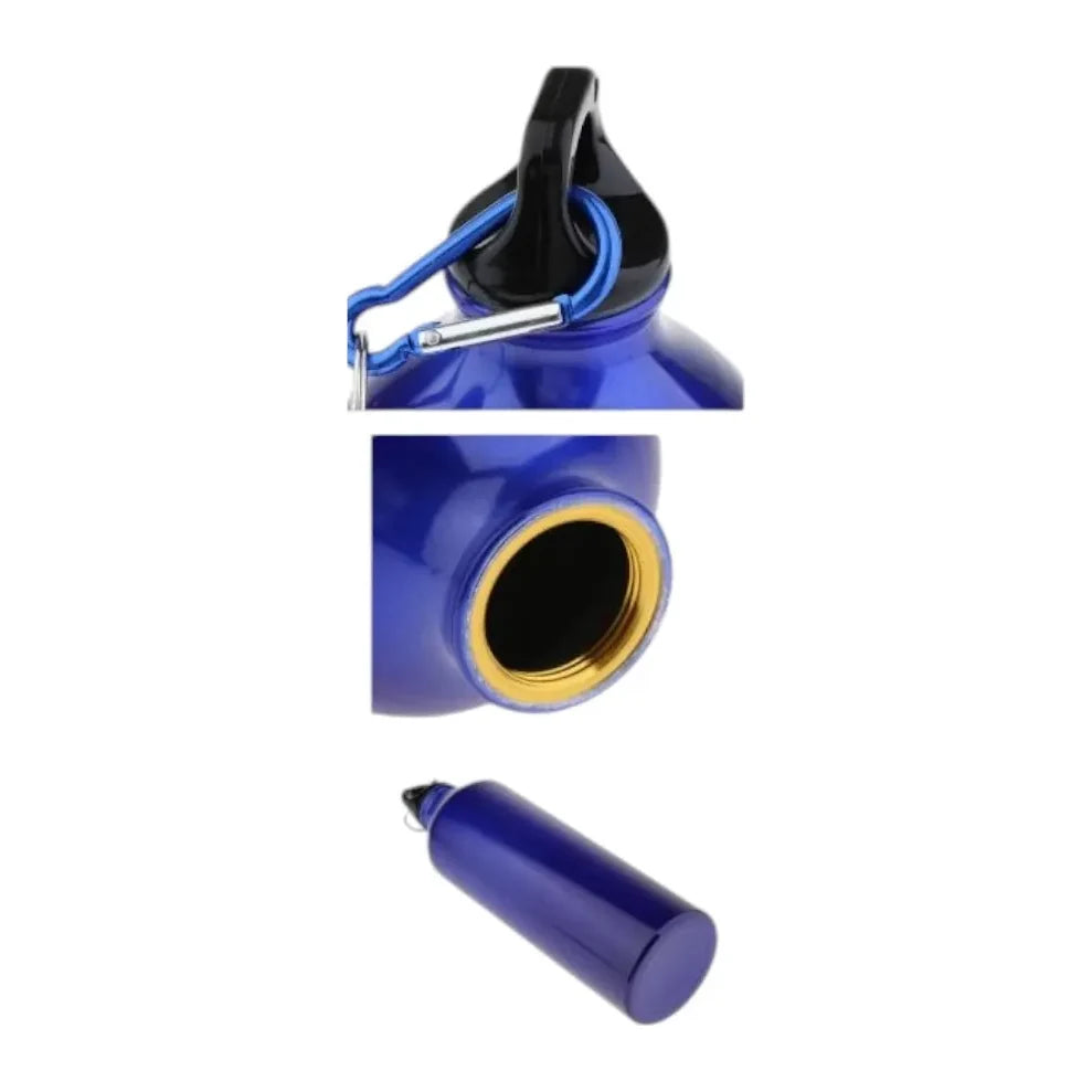 Detalle de la tapa con mosquetón y la abertura roscada de una botella deportiva azul.