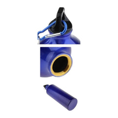 Detalle de la tapa con mosquetón y la abertura roscada de una botella deportiva azul.