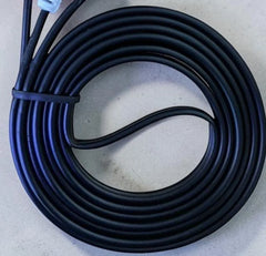 Cable de audio y video negro enrollado, vista del tendido y su longitud.