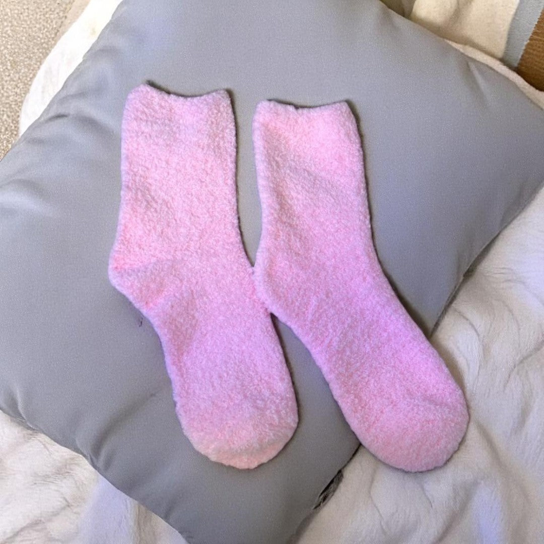 Par de calcetines exfoliantes rosados incluidos en el set de cuidado