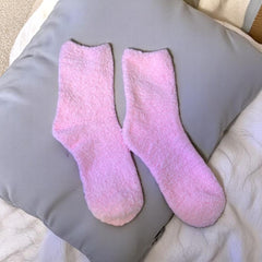 Par de calcetines exfoliantes rosados incluidos en el set de cuidado