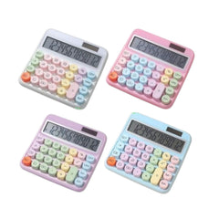 Cuatro calculadoras de teclas redondas en blanco, rosa, lila y azul claro.
