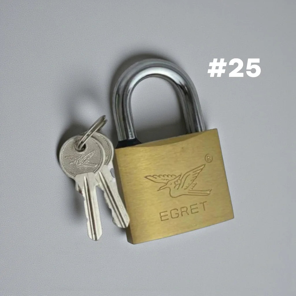 Candado Egret #25 de latón con arco de acero y dos llaves sobre fondo gris — SKU HL162