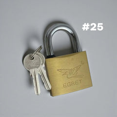 Candado Egret #25 de latón con arco de acero y dos llaves sobre fondo gris — SKU HL162