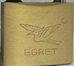 Primer plano del logotipo Egret grabado en el cuerpo de latón del candado #40.