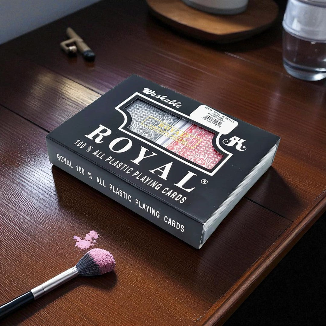 Caja Royal de cartas plásticas y baraja sobre una mesa.