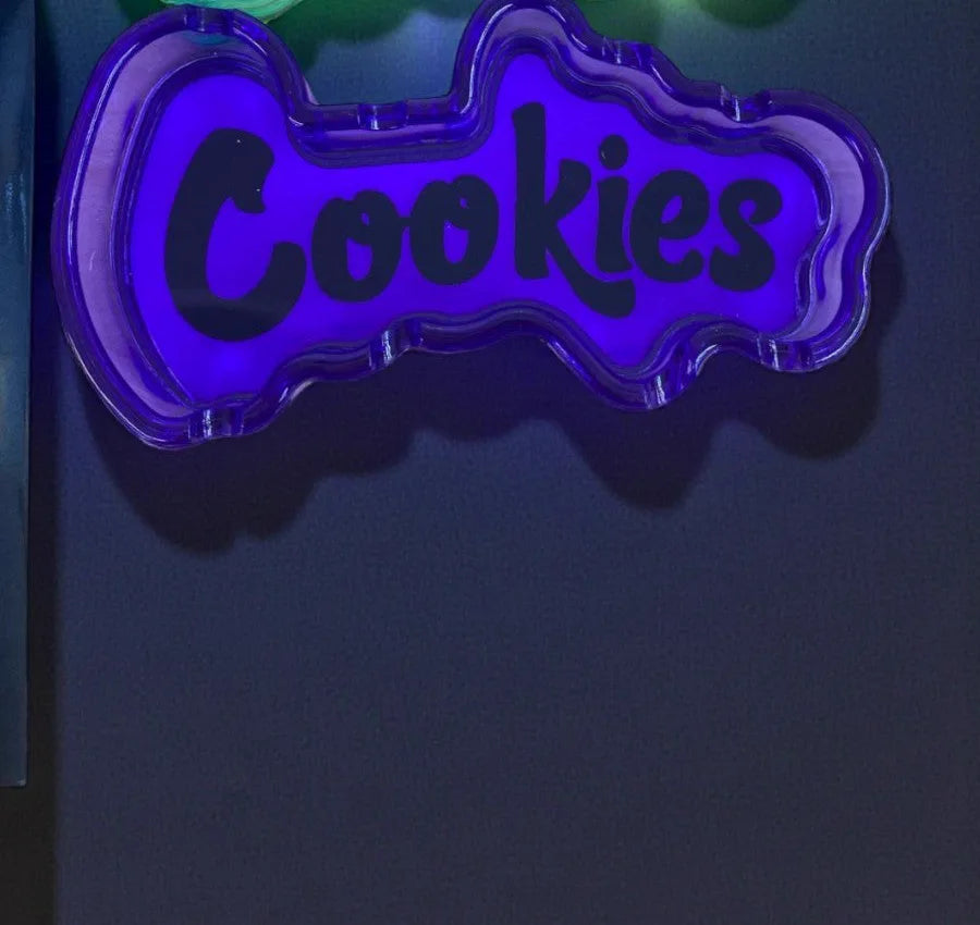 Detalle del cenicero pequeño Cookies morado con el logotipo negro y borde transparente.