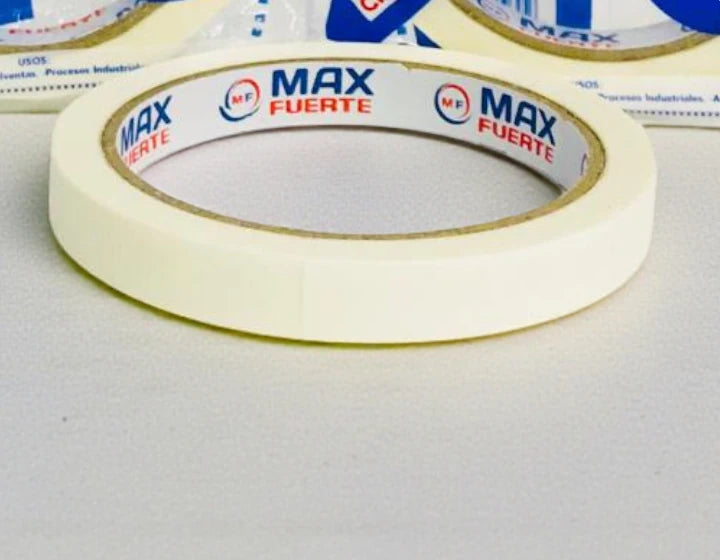 Rollo de cinta de enmascarar Max Fuerte visto de cerca, con borde de papel y marca impresa en el interior.