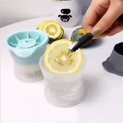 Molde gris tipo vaso del combo de cinco moldes junto a rodajas de limón.