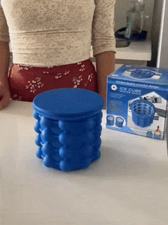 Molde azul reutilizable para hielo del combo de cinco moldes, mostrado abierto junto a su caja original.