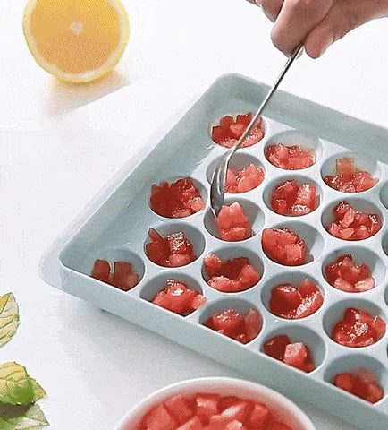 Molde rectangular de cavidades redondas del combo de cinco moldes, mientras se rellena con fruta.