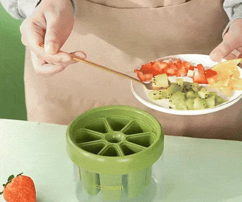 Molde circular verde para paletas del combo de cinco moldes, con fruta preparada al lado.