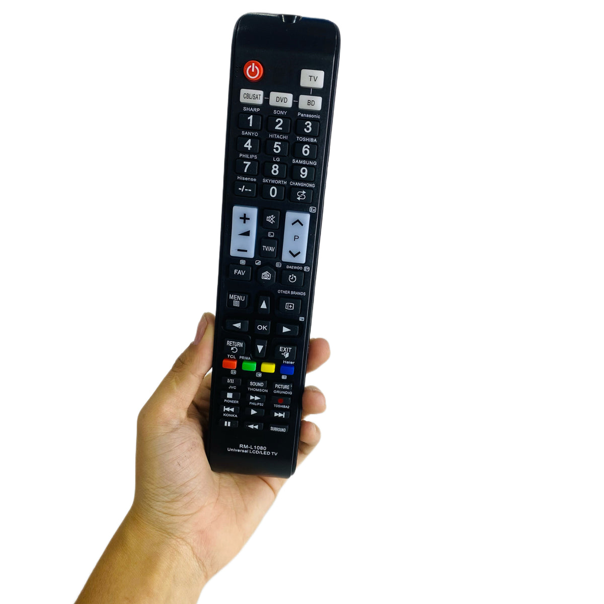 Control remoto universal RM-L1080 sostenido en la mano frente a un televisor.