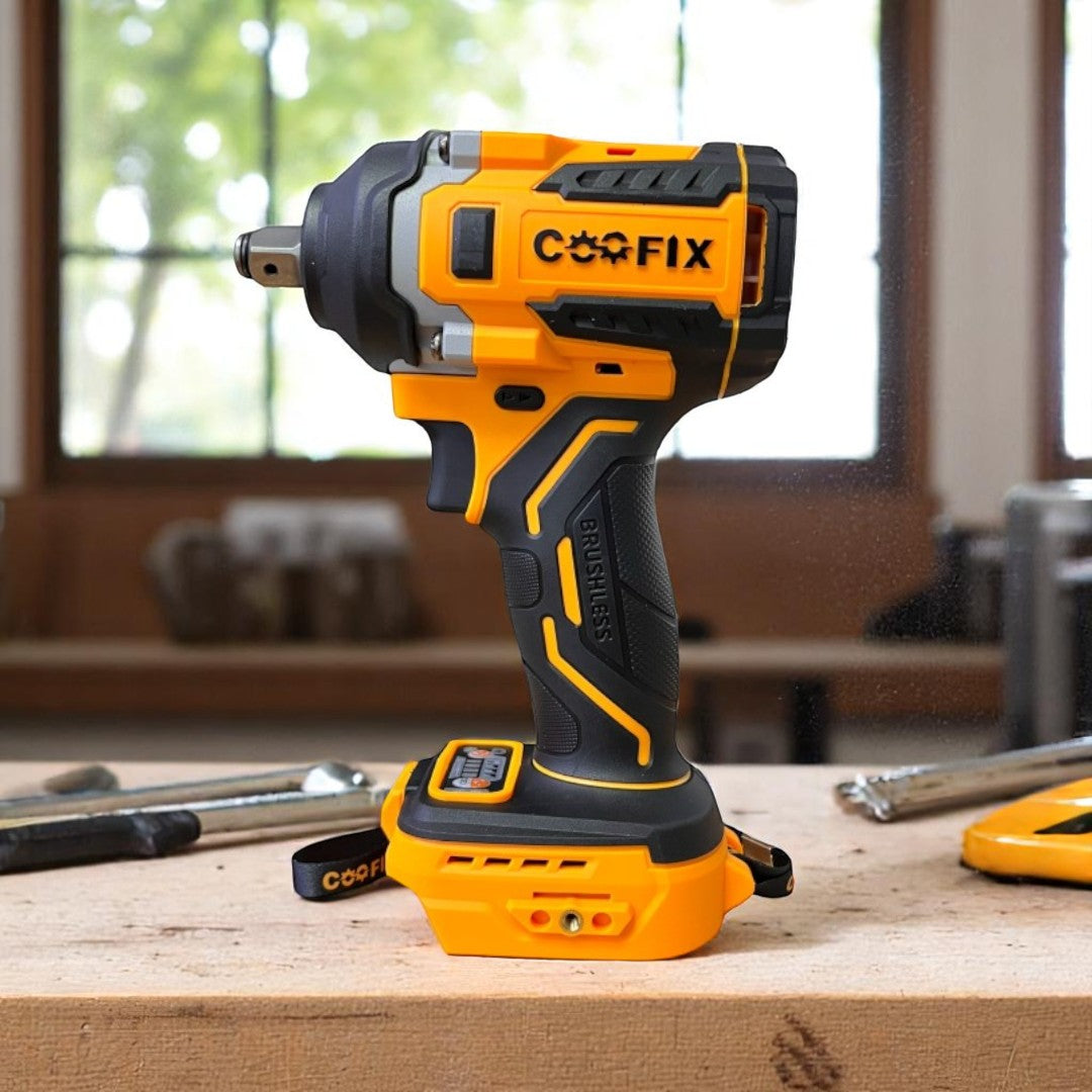 Llave de impacto inalámbrica Coofix naranja y negra fotografiada de frente sobre una mesa de trabajo