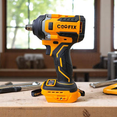 Llave de impacto inalámbrica Coofix naranja y negra fotografiada de frente sobre una mesa de trabajo