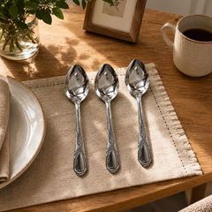 Imagen generada con IA de tres cucharas plateadas; es ilustrativa y no una foto real del set de seis.