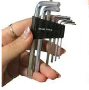 Juego Diesel Tools DT-HK467 de siete llaves Allen largas sostenido en la mano