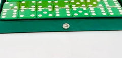 Detalle de las fichas verdes de dominó con puntos blancos y divisiones centrales, pertenecientes al SKU T146-TFB-66LPV/C.