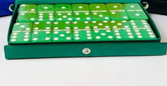 Estuche plástico verde abierto del dominó T146 con fichas rectangulares verdes de puntos blancos ordenadas en dos filas.