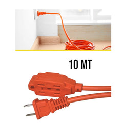 Detalle de la clavija y tomacorriente moldeado de una extensión naranja de 10 m.