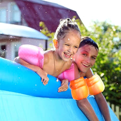 Niños con mangas flotadoras de colores en una piscina, escena promocional