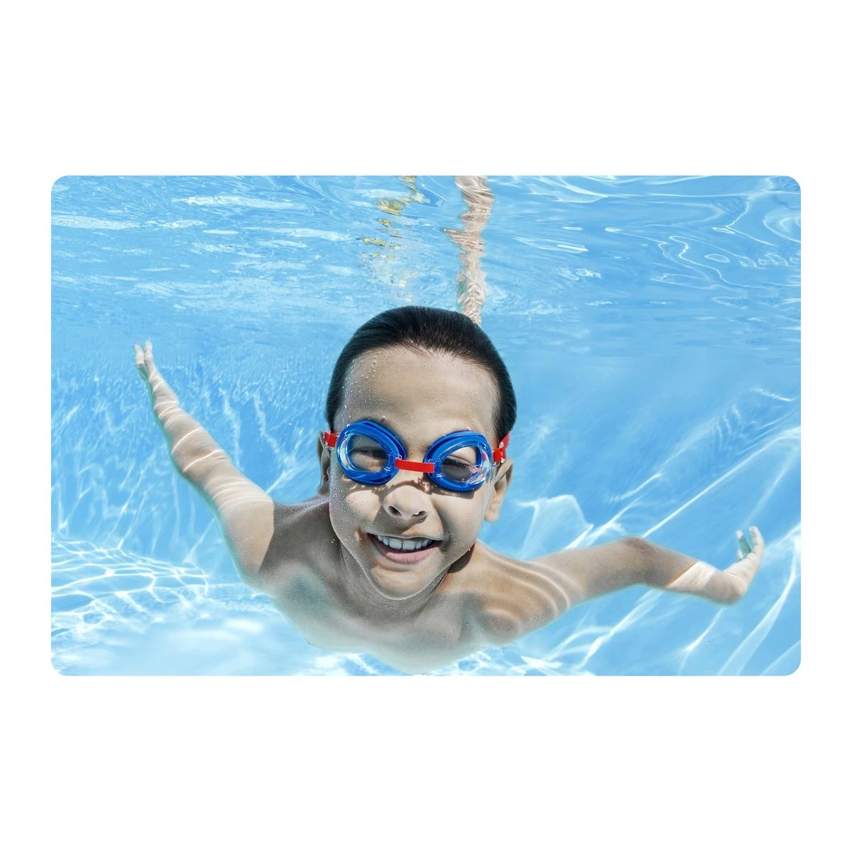 Niño usando gafas de natación azules bajo el agua; la marca y el diseño Spider-Man no se distinguen.