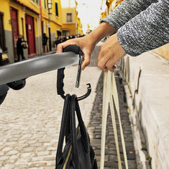 Gancho SG-6 sostiene un bolso en el coche de bebé.