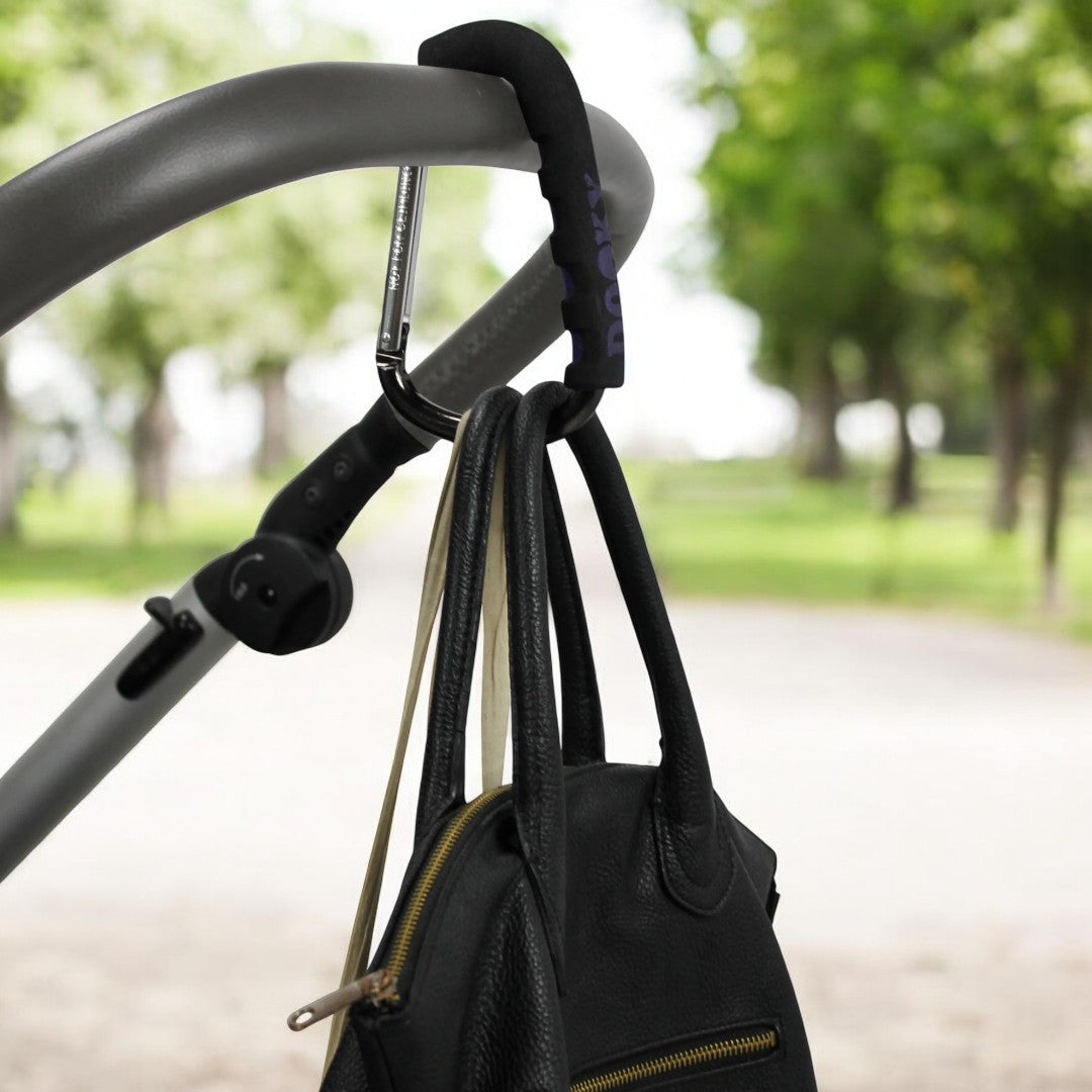 Gancho SG-6 sujeto al manillar del coche de bebé para colgar un bolso.