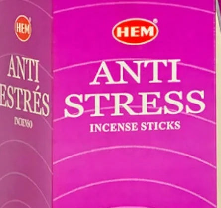 Primer plano del logotipo HEM y la fragancia Anti-Stress en el empaque.