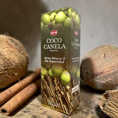 Caja HEM Coco Canela Incense en vista de tres cuartos, junto a coco y canela