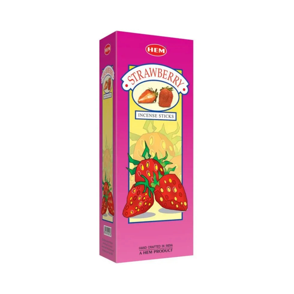 Caja hexagonal HEM Strawberry con empaque rosa y nombre del aroma, vista frontal.