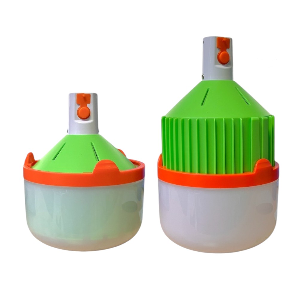 Vista del bombillo recargable LED verde de 30 W y su base