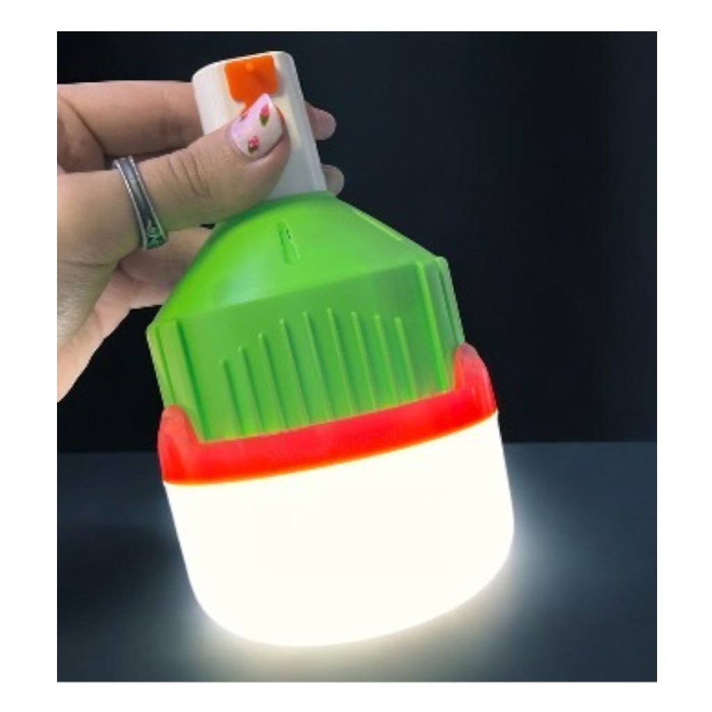 Bombillo LED verde recargable encendido, detalle de iluminación