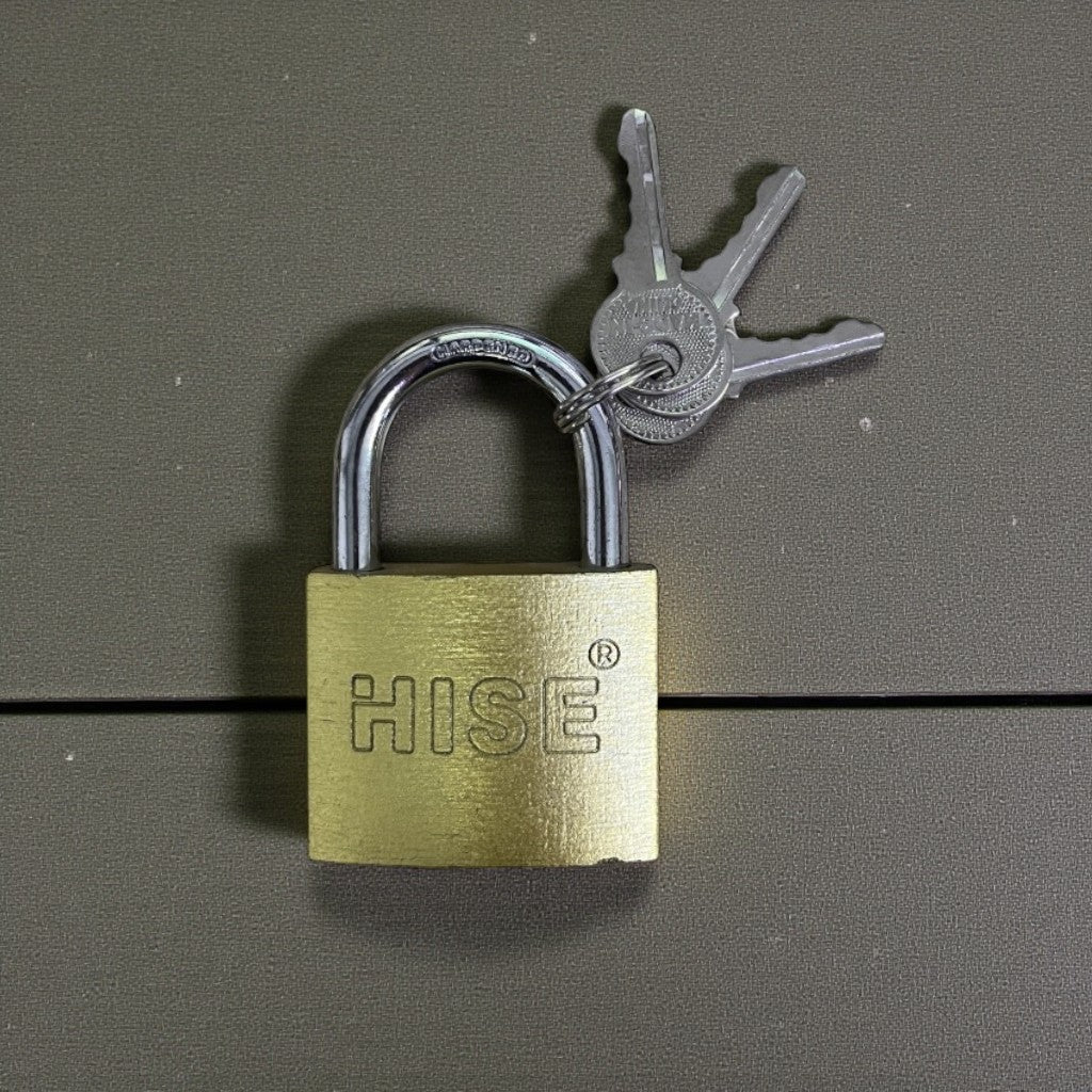 Candado Hise #60 con dos llaves sobre fondo gris.