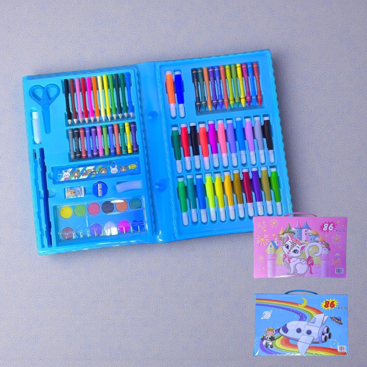 Estuche azul abierto con marcadores, lápices, crayones, acuarelas y accesorios del set de arte de 86 piezas.