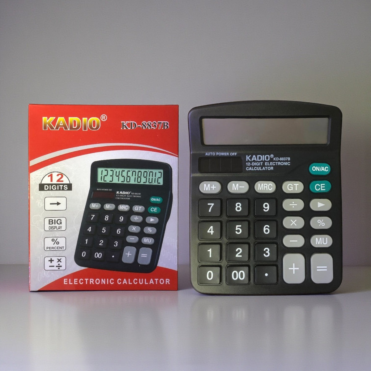 Calculadora de escritorio KADIO KD-8837B negra de 12 dígitos junto a su caja roja, vista frontal.