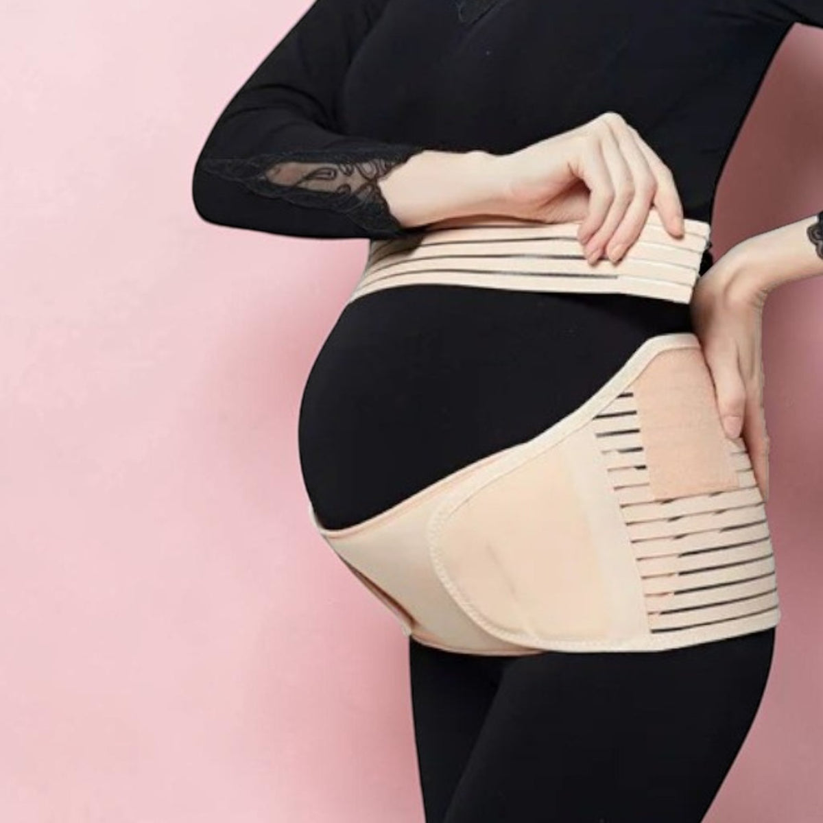 Faja prenatal beige colocada alrededor de la cintura y debajo del abdomen, vista lateral.