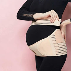 Faja prenatal beige colocada alrededor de la cintura y debajo del abdomen, vista lateral.