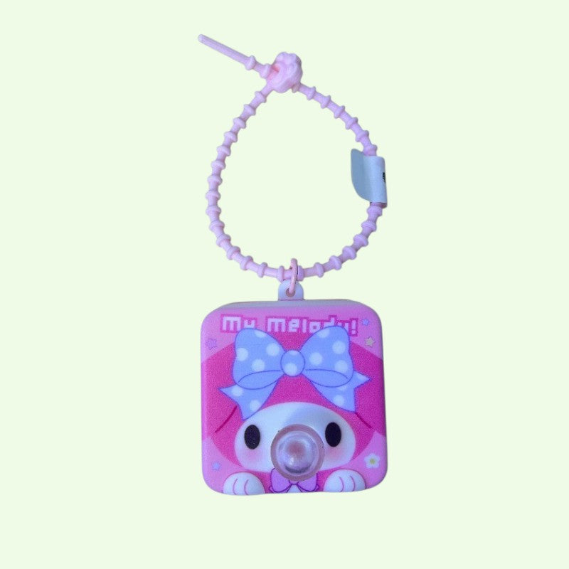 Llavero cuadrado rosa de My Melody con correa morada y ventosa frontal.