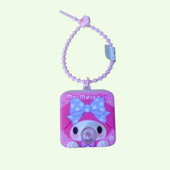 Llavero cuadrado rosa de My Melody con correa morada y ventosa frontal.