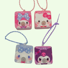 Cuatro llaveros cuadrados de personajes Sanrio con ventosas y correas.
