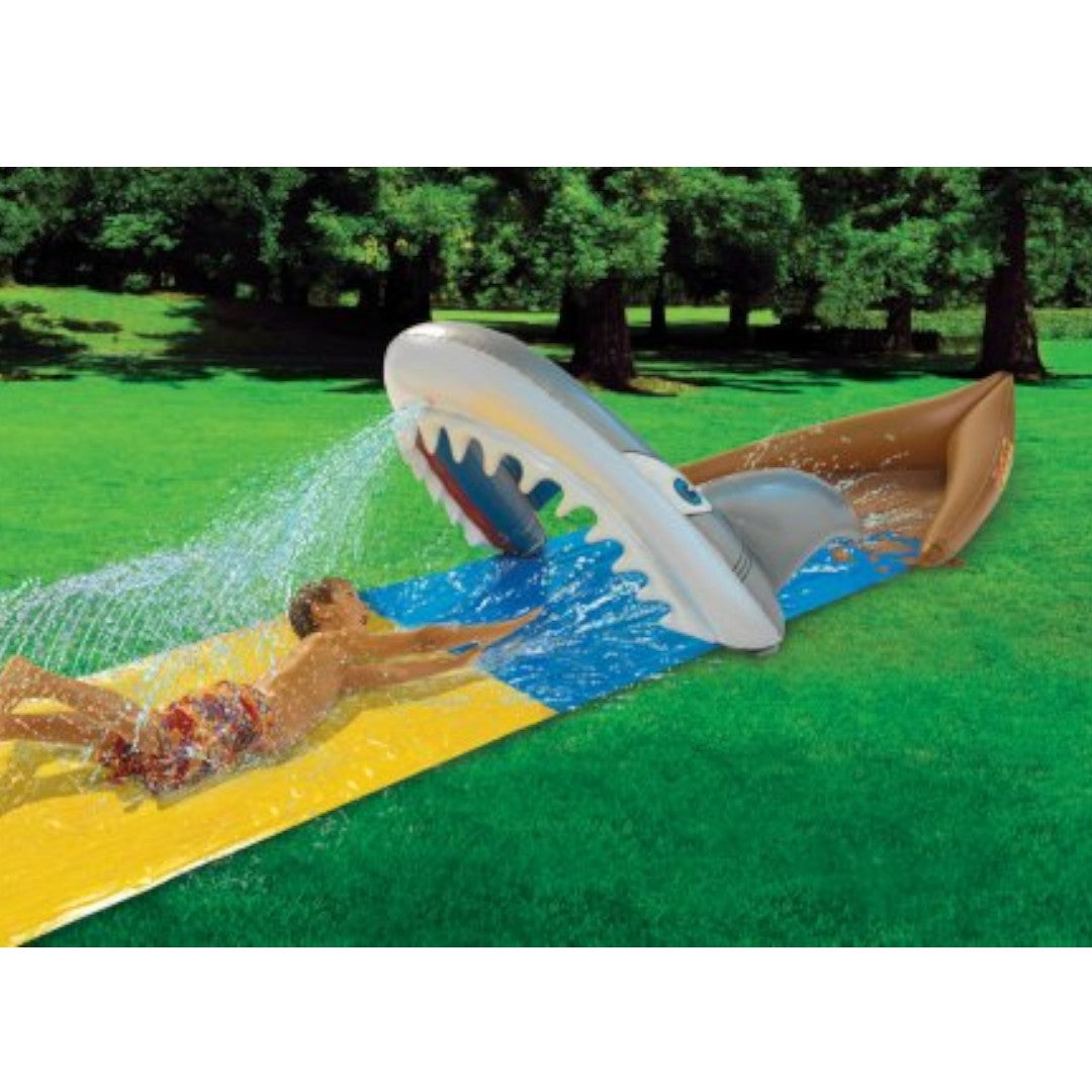 Niño usando el tobogán Intex Mega Shark amarillo y azul con entrada de tiburón