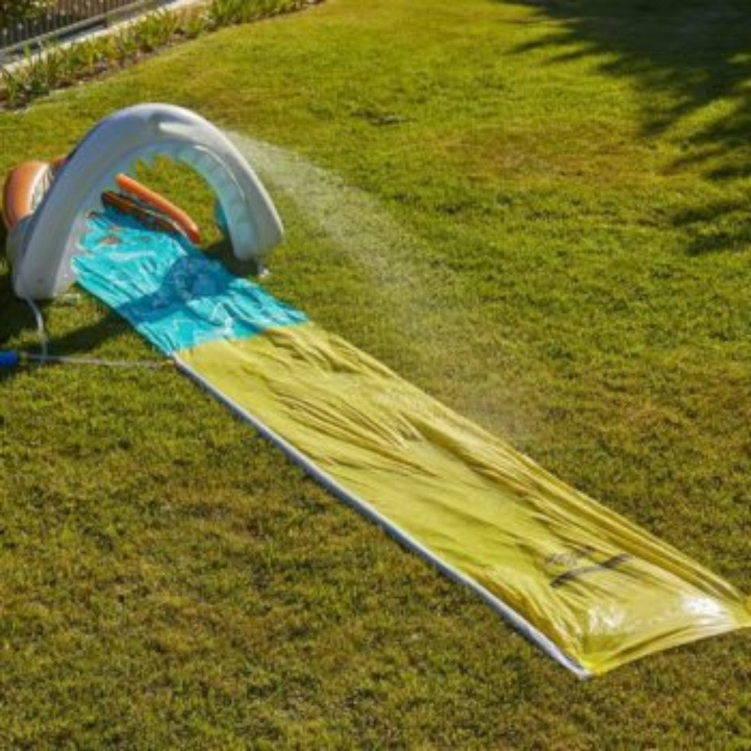 Tobogán inflable Intex Mega Shark con deslizadero amarillo, instalado sobre césped