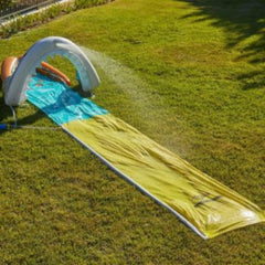 Tobogán inflable Intex Mega Shark con deslizadero amarillo, instalado sobre césped